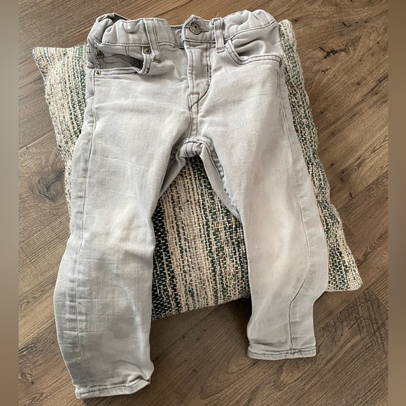 Light wash toddler jeans 2-3T H&M - Picture 2 of 6